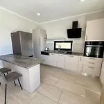 Modern With Swimming Pool And Sea View بيت للعطل *