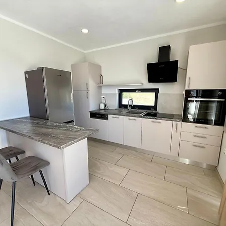 Modern With Swimming Pool And Sea View بيت للعطل *