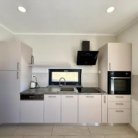 Modern With Swimming Pool And Sea View بيت للعطل *