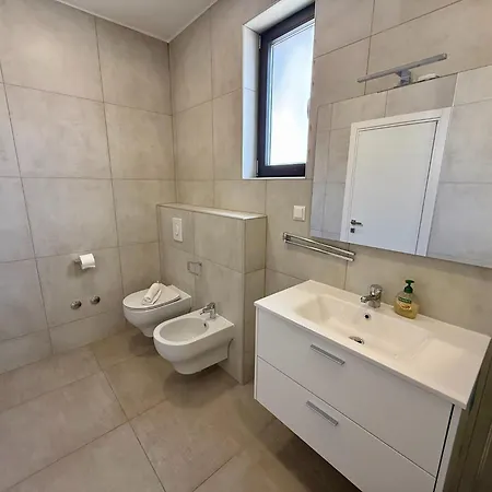Modern With Swimming Pool And Sea View بيت للعطل