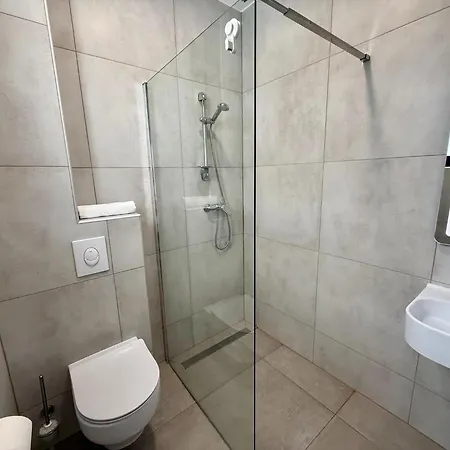 Modern With Swimming Pool And Sea View بيت للعطل